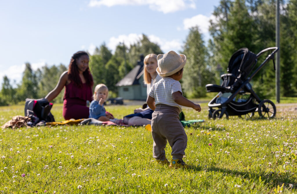Perhe ulkona kesällä